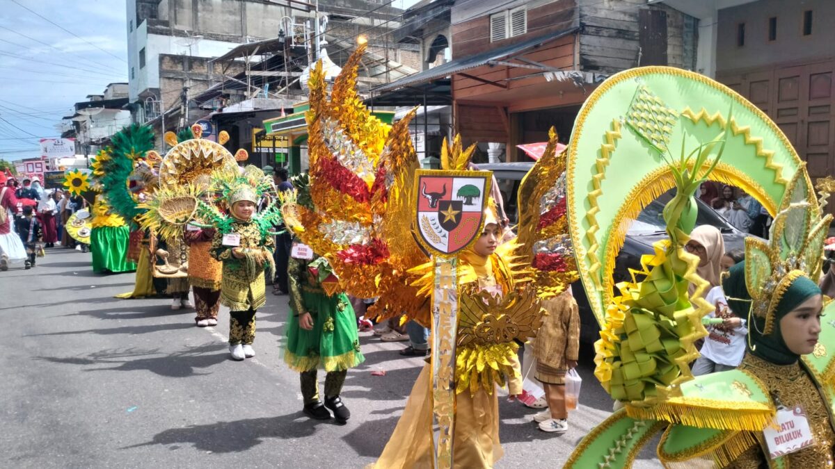Busana Adat hingga Kostum Unik, Kreativitas Anak Meriahkan Karnaval HUT RI di Blangpidie
