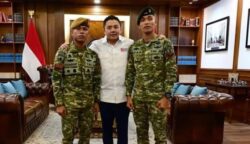 Dua Prajurit Pengibar Merah Putih di Baiturrahman Terima Penghargaan dari Seskab Teddy