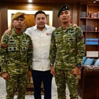 Dua Prajurit Pengibar Merah Putih di Masjid Baiturrahman Terima Penghargaan dari Seskab Teddy