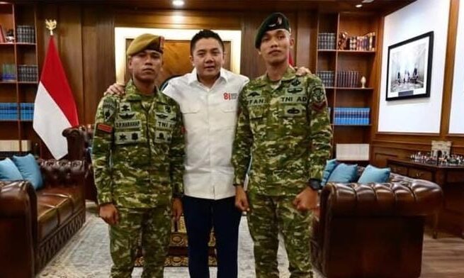 Dua Prajurit Pengibar Merah Putih di Baiturrahman Terima Penghargaan dari Seskab Teddy