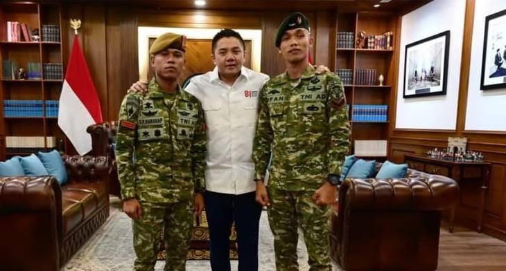 Dua Prajurit Pengibar Merah Putih di Baiturrahman Terima Penghargaan dari Seskab Teddy