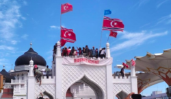 Massa Kibarkan Bendera Bulan Bintang di Masjid Raya Baiturrahman