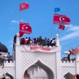 Massa Kibarkan Bendera Bulan Bintang di Masjid Raya Baiturrahman