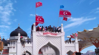 Massa Kibarkan Bendera Bulan Bintang di Masjid Raya Baiturrahman