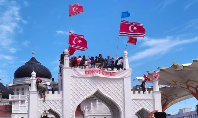 Massa Kibarkan Bendera Bulan Bintang di Masjid Raya Baiturrahman