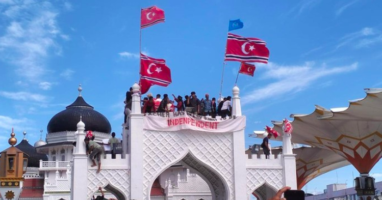 Massa Kibarkan Bendera Bulan Bintang di Masjid Raya Baiturrahman