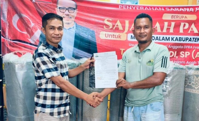 Abu Heri Salurkan Ribuan Meter Karpet Sajadah untuk 35 Masjid di Abdya