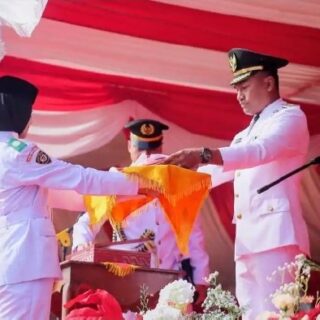 Safaruddin Pimpin Pengibaran Merah Putih pada HUT ke-81 RI di Abdya